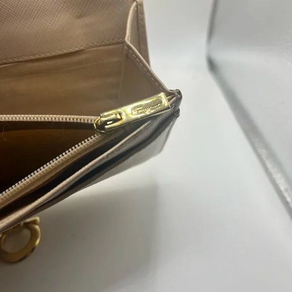 Salvatore Ferragamo long wallet. Beautiful condition. - Picture 10 of 12